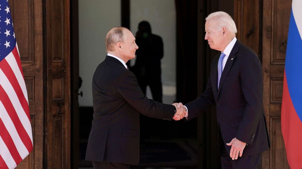 La cumbre Biden-Putin termina el miércoles, con las relaciones en un “punto bajo” (Bilingual for U.S. Readers)